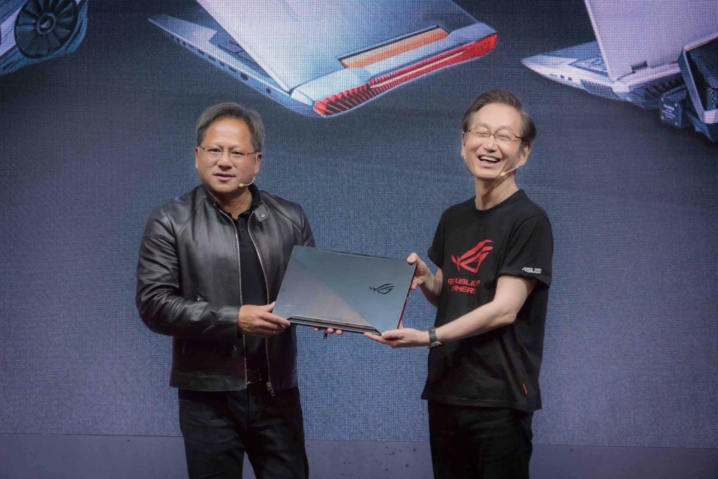 S1920x1080_ASUS Chairman Jonney Shih presents NVIDIA Founder, President and CEO Jensen Huang with personalized ROG Zephyrus
