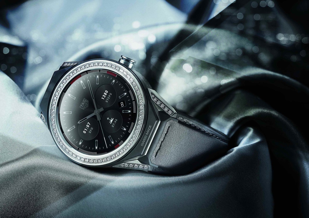 TAG Heuer Connected Modular 45智能腕錶錶圈鑲鑽款，更顯姿態華美。