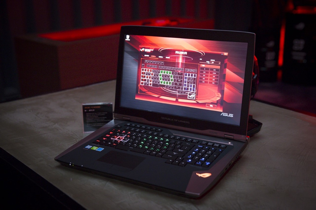thumbnail_ROG GX800採用進階機械式鍵軸電競鍵盤(MechTAG)，具備ROG Aura RGB LED燈效，可針對每顆按鍵設定不同燈光效果及色彩，...