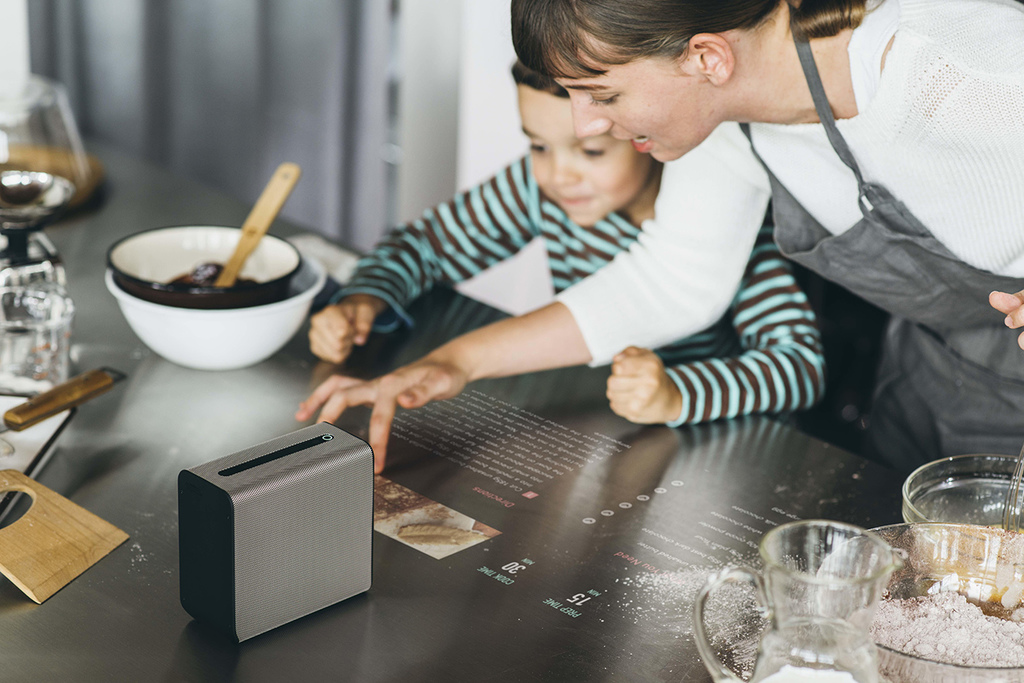 Xperia™ Touch互動式投影機，可將任何平面轉換為23吋HD觸控式螢幕，進行超短焦投影，家人與親友可不受地域限制一同玩樂、欣賞網路影音串流服務，增進彼此感情(1)