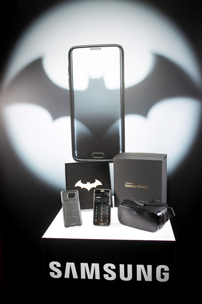 組合中還包含暗黑版Gear VR、蝙蝠戰衣手機背蓋、招牌金屬蝙蝠鏢，以及兩款樂享遊戲包