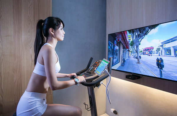 帶上Gear S2 騎上腳踏車運動 電視開啟虛擬實景模式 同時連動手機的S Health記錄每日的運動狀況