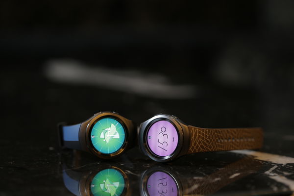 Samsung Gear S2獨特、色彩繽紛的錶面設計，搭配超薄時尚錶帶