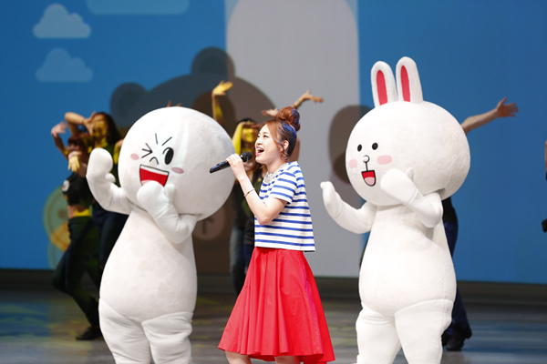 【圖二】LINE今(9)日於東京舉行「LINE Conference Tokyo 2014」，會中除發表未來計畫外，饅頭人與兔兔也上台載歌載舞
