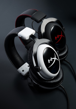 Cloud_white-headset-black-and-white-lowres.jpg