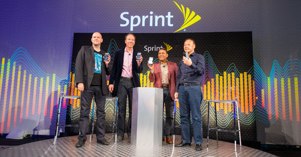 左起：Spotify執行長Daniel Ek、Sprint執行長Dan Hesse、Harman Kardon執行長Dinesh C. Paliwal與HTC執行長周永明於美國紐約共同發表HTC One (M8) HarmanKardon限定版