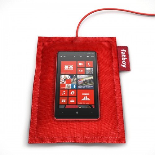 1200-fatboy-rechargeable-pillow-dt-901-with-nokia-lumia-820-500x500