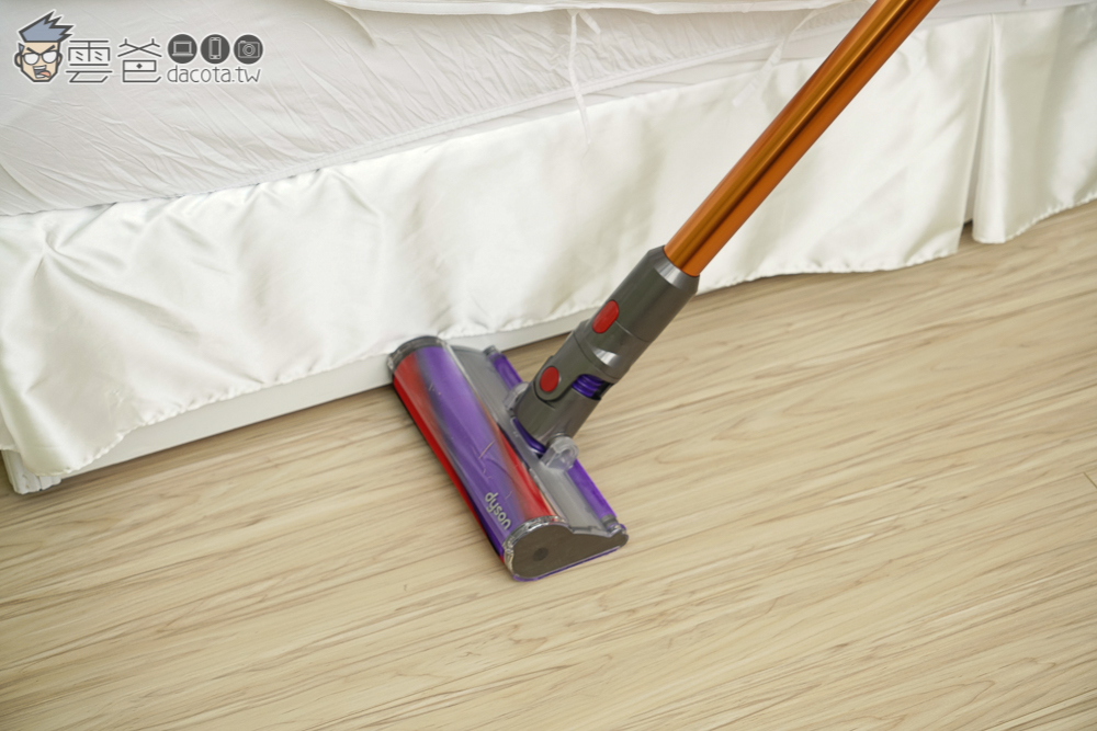 Dyson V10軟質碳纖維滾筒可以清潔床底